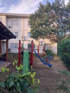 ein Spielplatz im Hof eines Gebäudes in der Unterkunft L J in Trinidad
