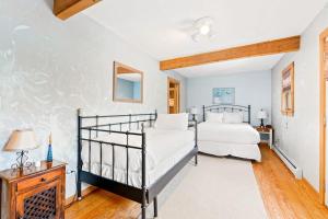a bedroom with two beds in a room at River Road Treehouse Retreat in Warrensburg