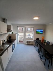 a kitchen and dining room with a table and chairs at City Hub Room 22 - mit Balkon - Coffee for free - in Karlsruhe