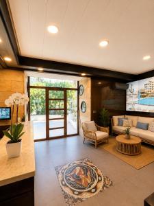 a living room with a couch and a table at Gondola Marine Resort in Ḩālāt