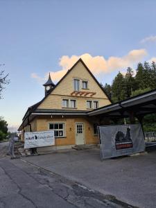 a building with a sign in front of it at Frisch sanierte Wohnung mit zwei Schlafzimmern in historischem Baudenkmal in Feldberg