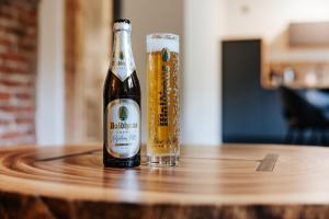a bottle of beer sitting on top of a table at Frisch sanierte Wohnung mit zwei Schlafzimmern in historischem Baudenkmal in Feldberg