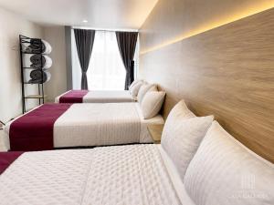 a hotel room with two beds and a window at Hotel Casa Galeana Centro con Estacionamiento Privado in Aguascalientes