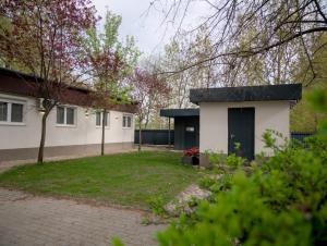 a house with a yard in front of it at Rózsa Villa Vadkerti tó in Soltvadkert