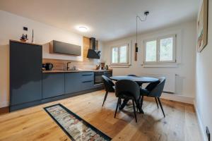a kitchen and dining room with a table and chairs at Top sanierte, gehoben ausgestattete Wohnung für 2-4 Personen in Baudenkmal in Feldberg
