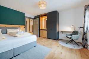 a bedroom with a bed and a chair and a desk at Top sanierte, gehoben ausgestattete Wohnung für 2-4 Personen in Baudenkmal in Feldberg