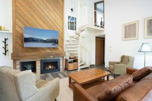 Curated visual reference: Visual Reference: Flying Dutchman Slopeside Condo Pool Hot Tub Access On Shuttle
