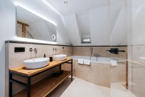 a bathroom with two sinks and a tub at Top sanierte, gehoben ausgestattete Wohnung für 2-4 Personen in Baudenkmal in Feldberg +29 photos