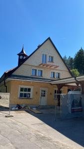 a house is being built with a sign in front of it at Top sanierte, gehoben ausgestattete Wohnung für 2-4 Personen in Baudenkmal in Feldberg