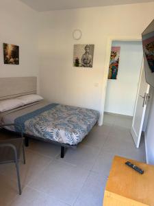 a small room with a bed and a table at Urban Stay Maspalomas in San Bartolomé