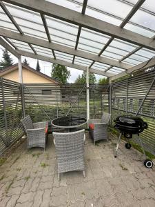 eine Terrasse mit Grill, Stühlen und einem Grill in der Unterkunft Airin in Imatra