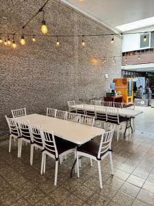 a room with tables and chairs and a brick wall at HOTEL FLAMINGOS DE CIUDAD GUZMAN in Ciudad Guzmán
