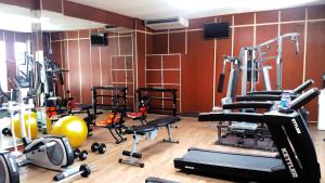 Fitness centrum a/nebo fitness zařízení v ubytování Grand Parama Hotel