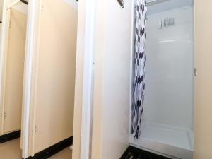 ein Schrank mit einer Glastür, an der eine Krawatte hing in der Unterkunft Cwt Bugail in Pwllheli