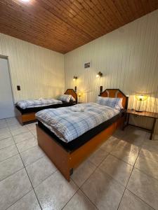 two beds in a bedroom with two lamps on the wall at Monteur Budget Zimmer in Schöppenstedt