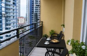 a balcony with a table and chairs on a balcony at Cozy apartment in Angisa