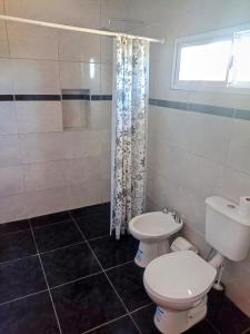a bathroom with a toilet and a shower at Atardecer serrano in Mina Clavero +7 photos