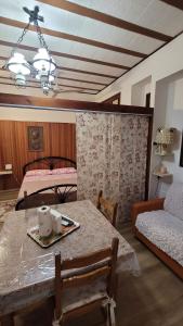 ein Wohnzimmer mit einem Tisch und einem Bett in der Unterkunft Cà La Terrazza - DENTRO IL BORGO STORICO in Gradara + 54 Fotos