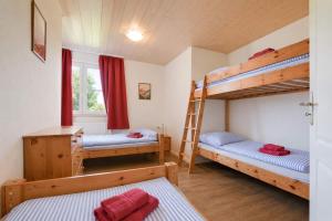 a room with two bunk beds and a window at Landhof Riehlingshöhe in Kißlegg