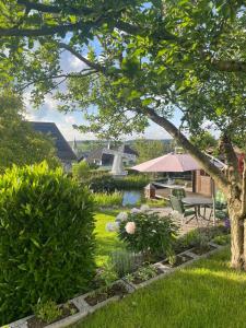 a garden with a picnic table and a pond at Ferienwohnung Lolek in Brilon
