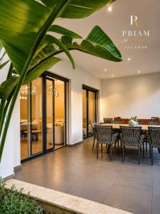 a dining room with a table and chairs at Valamar Priam Villa D11 in Hamallë
