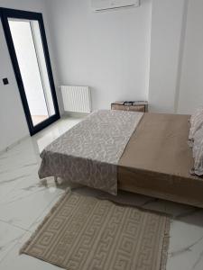 a bed in a bedroom with a rug on the floor at Lux appartement S plus deux a hay el wahat in El Aouina Station