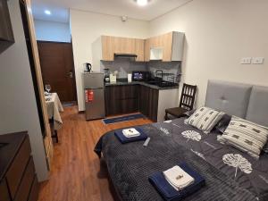 a small room with a bed and a kitchen at Premium 21 Suites in La Paz