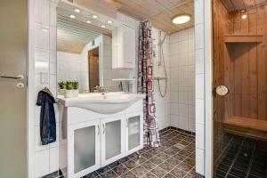 a bathroom with a sink and a mirror at C11266-Hemmet-Egernvej-10 in Hemmet +36 photos