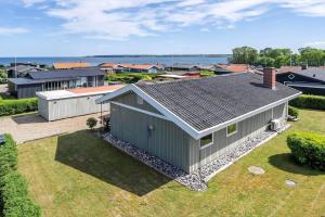an overhead view of a house in a neighborhood at 40322-Juelsminde-Frede-Juels-vej-261 in Sønderby