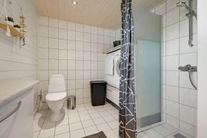 a small bathroom with a toilet and a shower at C11768-Hemmet-Klydevaenget-4 in Falen +38 photos