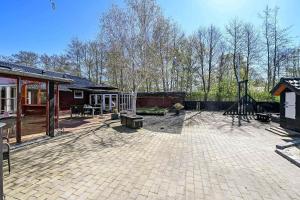a backyard with a brick patio and a house at C11768-Hemmet-Klydevaenget-4 in Falen