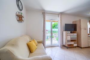 a living room with a couch and a tv at Villa with pool near Split in Krušvar