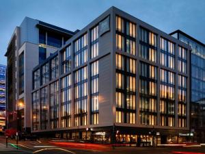 a large building on a city street at night at ibis Styles Glasgow Central in Glasgow