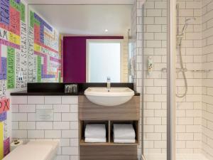 a bathroom with a sink and a shower and a sink at ibis Styles Glasgow Central in Glasgow +113 photos