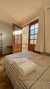 a large bed in a room with a window at Aqui y Ahora in Pisac