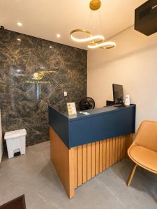 a lobby with a blue counter and a chair at Bella Vista Hotel in Barreirinhas
