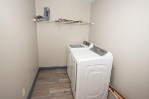 a washer and dryer in a corner of a room at Spacious Dawsonville 4 bedrooms with 8 beds Sleeps 10 for Work crews and Large groups of friends and families in Dawsonville