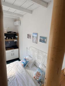 a small bedroom with a bed and a tv at SUN Bungalow Costinești in Schitul