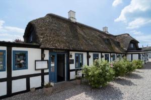 an old building with a thatched roof at 30433-Saksild-Strand-Odder-Strandlodden-2 in Rude