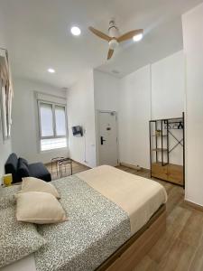 a bedroom with a bed and a ceiling fan at Grampy Boutique Hostal - Zaragoza Centro in Zaragoza