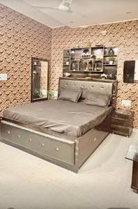 a large bed in a room with a wall at Army cuisine Dine in and LUXURY NIGHTLY STAY Kurali Punjab in Kūrāli