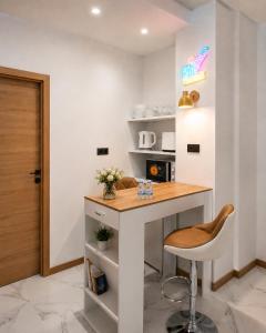 a kitchen with a desk and a chair at Aloha Beach Apartament Con Baño privado in Alicante