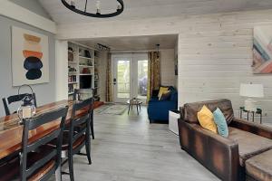 a living room with a couch and a table at In The Middle in Oakland +32 photos