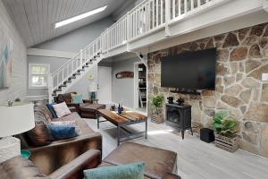 a living room with couches and a stone wall at In The Middle in Oakland