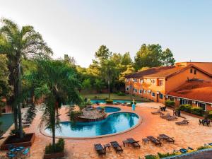 an overhead view of a swimming pool with tables and chairs at Marcopolo Suites Iguazu in Puerto Iguazú