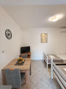 a living room with a table and a dining room at SM Studio Apartman in Tivat