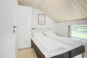 a large bed in a room with a window at FY132-Middelfart-Stjernevej-109 in Middelfart +15 photos