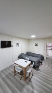 a room with a table and chairs and a bed at Hermosos monoambientes a estrenar in Comodoro Rivadavia