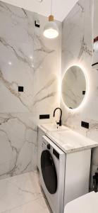 a white bathroom with a washing machine and a sink at Aloha Beach Apartament Con Baño privado in Alicante