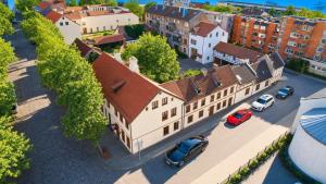 an overhead view of a building with cars parked in a street at Express Guest House in Klaipėda